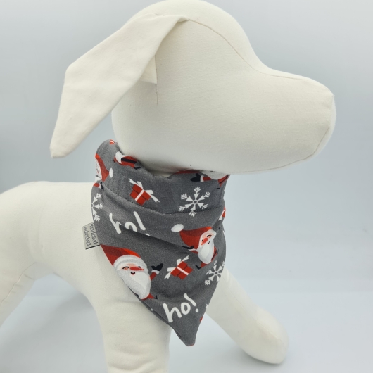 Weihnachtliches Halstuch für den Hund in grau mit Weihnachtsmännern